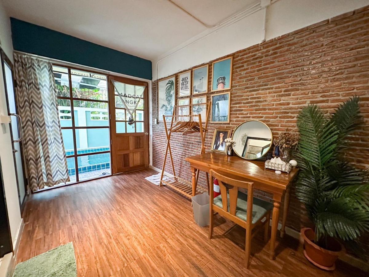 T-House Bkk 2Floors Near Bts With Swimming Pool And Free Wifi Hotel Банкок Екстериор снимка